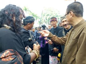 Bupati Ciamis H. IIng Syam Arifin saat menerima kirab pusaka Galuh di Gedung Pendopo, foto Dedi