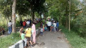 Ratusan warga berkerumun menutup akses jalan menuju Tempat Pembuangan Akhir Sampah (TPAS) Pasirbajing Garut minta ditutup. foto dok 