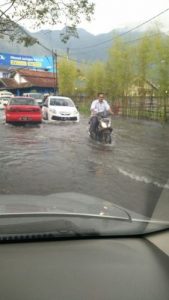 Inilah bagian ruas jalan menuju objek wisata Cipanas Garut yang terendam air saat hujan lebat, foto Den