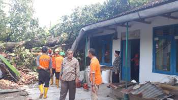 img-20180323-wa00021621639527 SOSIAL POLITIK  Akibat Puting Beliung Rumah Rusak di Banjar Terus Bertambah
