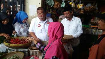 img-20180328-wa00061365672867 SOSIAL POLITIK  Cagub Jabar Deddy Mizwar Blusukan di Pasar Banjar